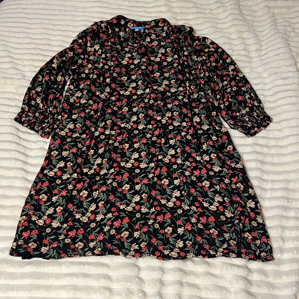 Draper James dress xl. Beautiful floral print Fully lined. No belt.